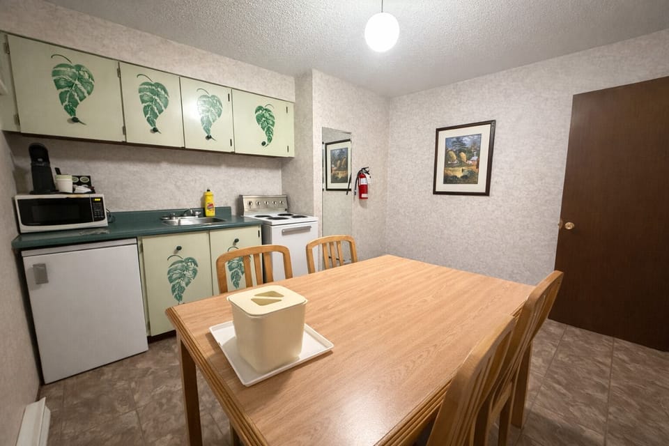 Signature Suite, Multiple Beds | Private kitchen | Mini-fridge, microwave