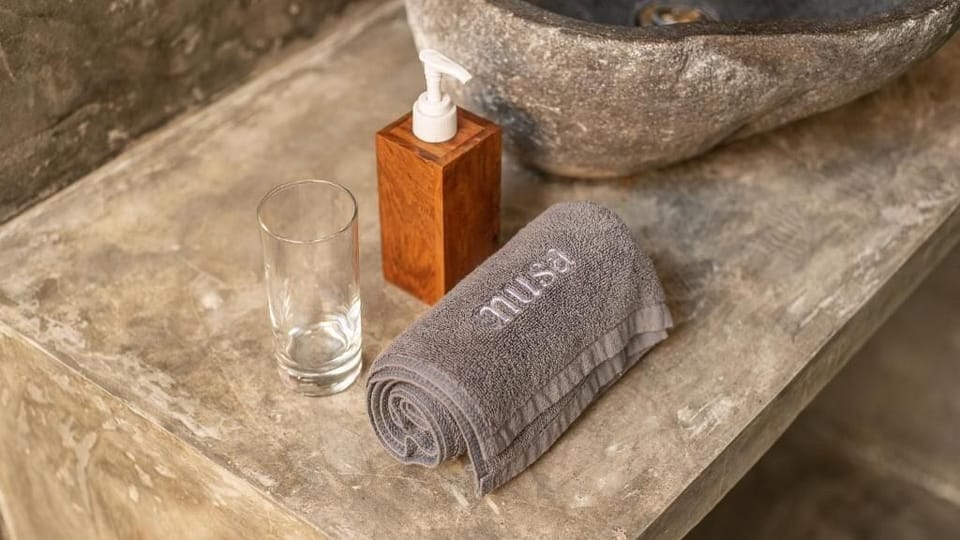 Classic Triple Room, Garden View | Bathroom amenities