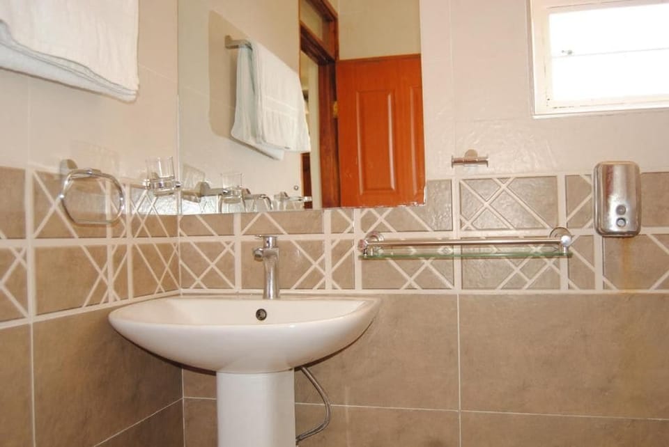 Deluxe Single Room | Bathroom | Shower, slippers, towels, soap