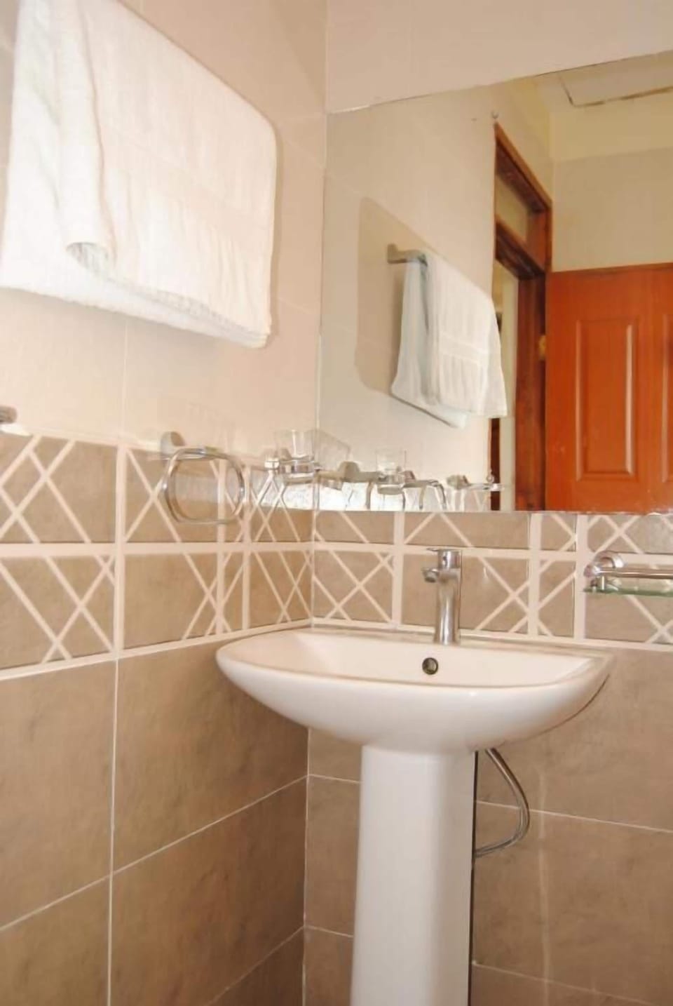 Deluxe Single Room | Bathroom | Shower, slippers, towels, soap