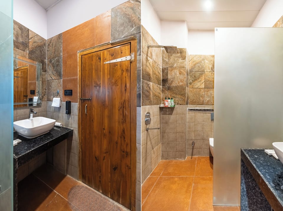 Superior Studio Suite | Bathroom | Shower, free toiletries, hair dryer, towels