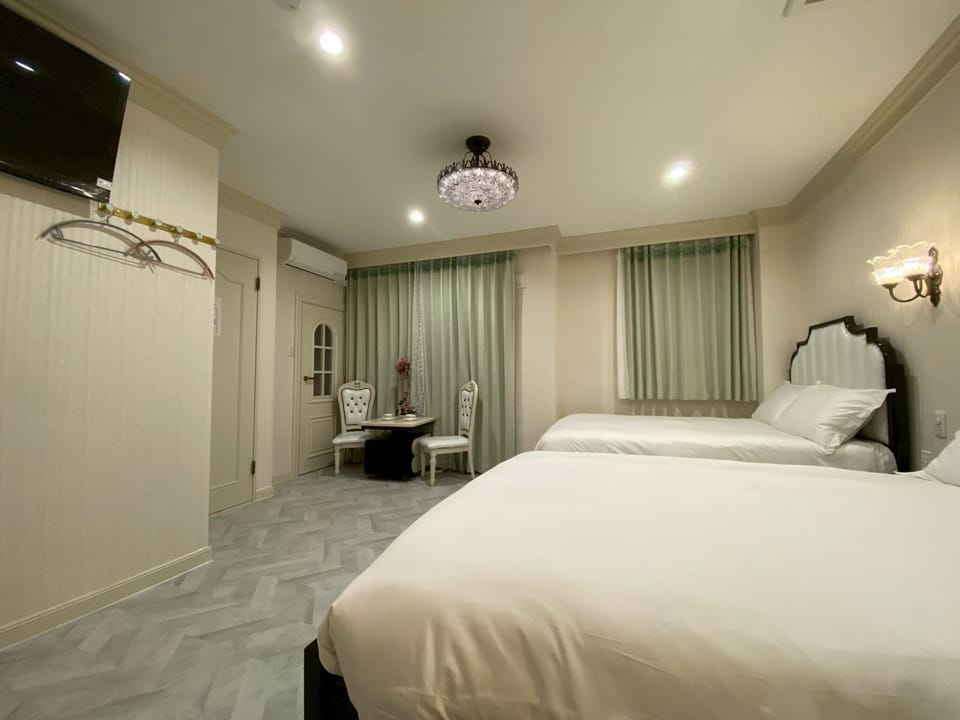 Deluxe Twin Room, Multiple Beds, Non Smoking, Private Bathroom | Desk, free WiFi, bed sheets