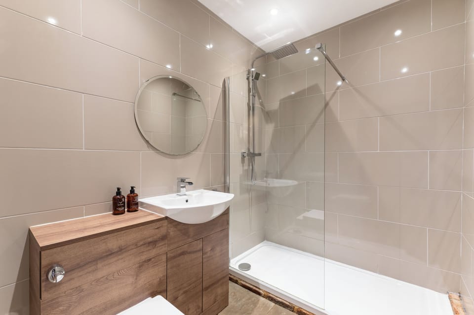 Superior Double Room, Courtyard View | Bathroom | Shower, towels, soap, shampoo
