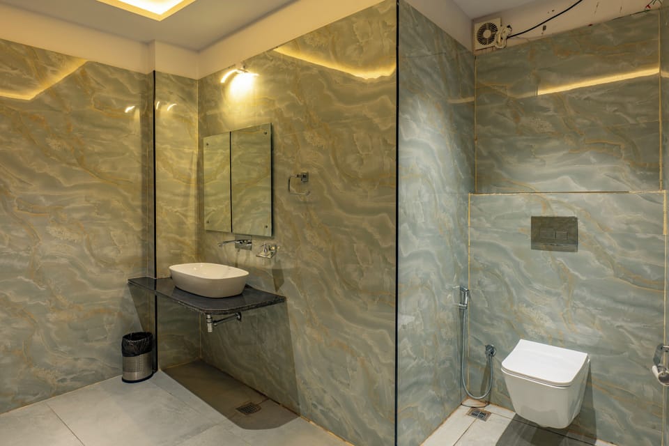 Luxury Room, Balcony, River View | Bathroom | Shower, free toiletries, hair dryer, bidet