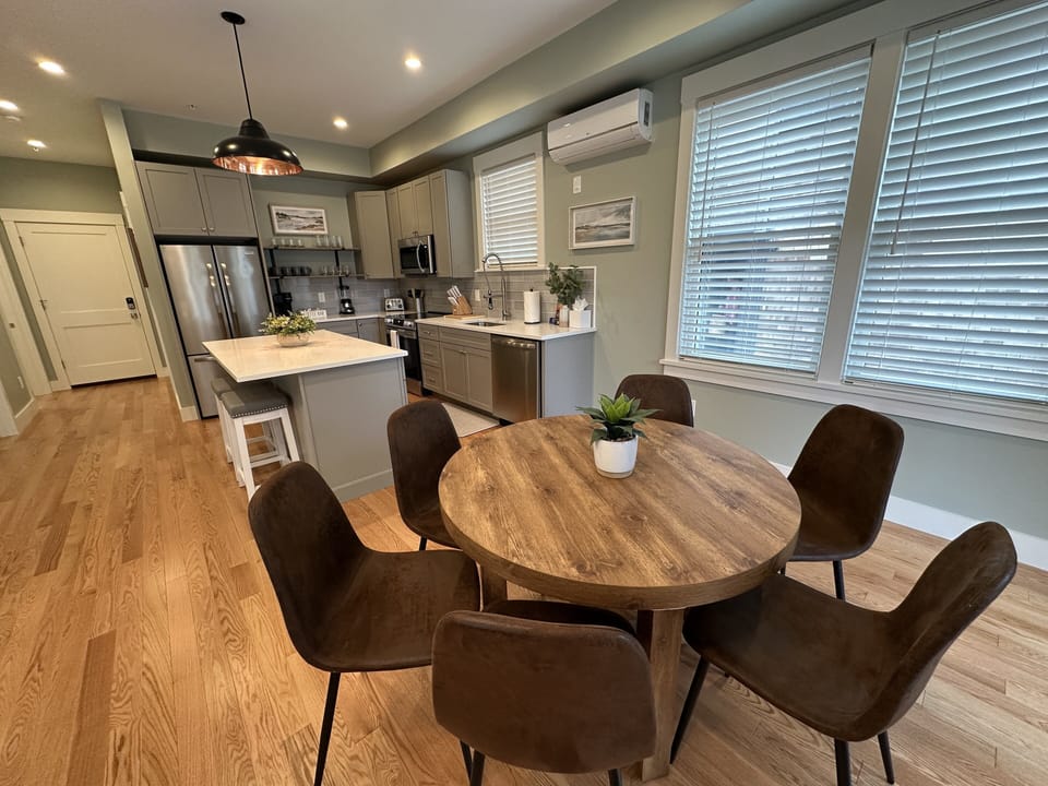 Apartment, 2 Bedrooms | Dining