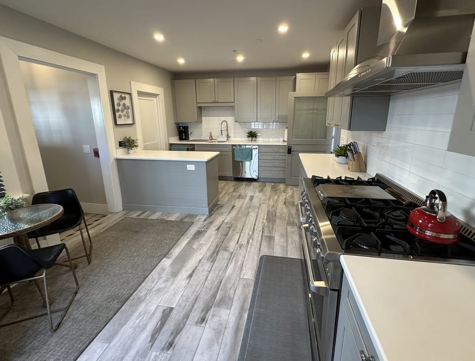 House, 1 Bedroom | Private kitchen | Fridge, oven, coffee/tea maker