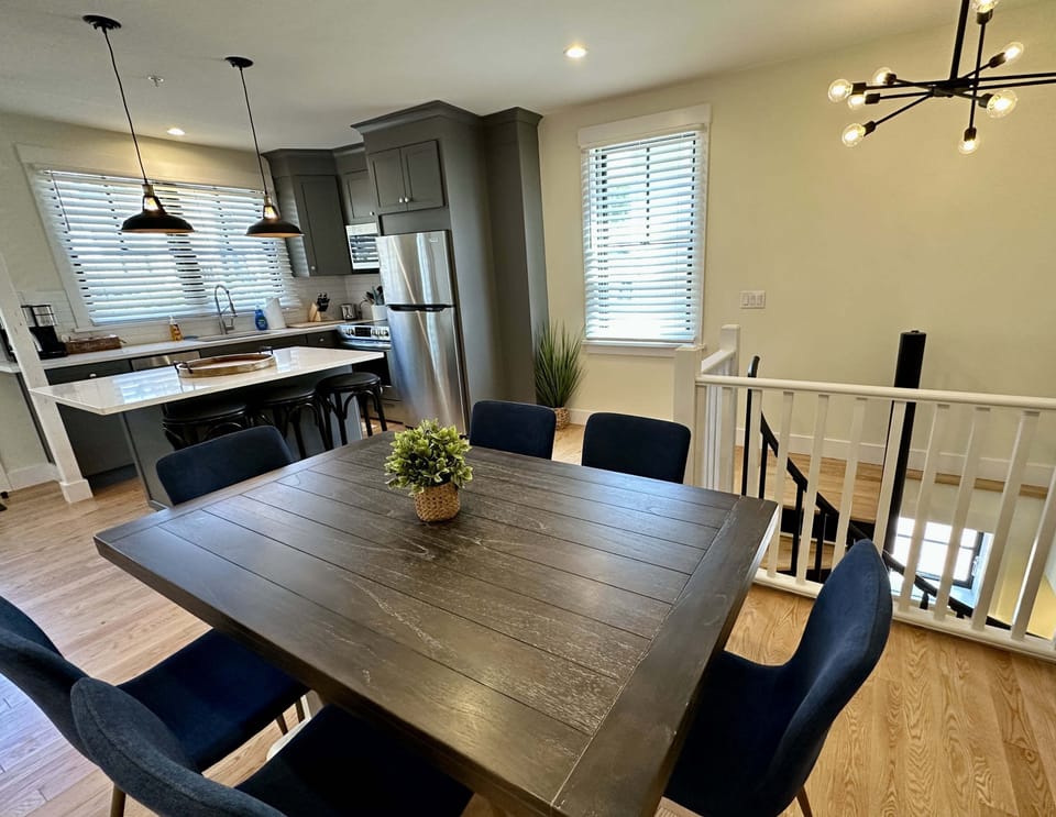 Apartment, 2 Bedrooms | Dining