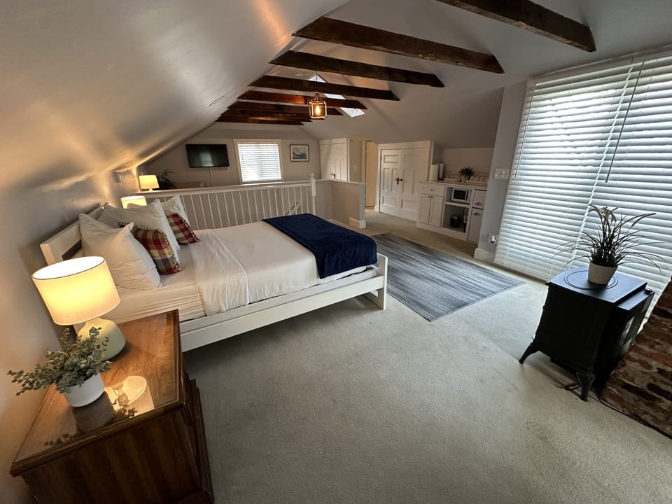 Studio | Laptop workspace, iron/ironing board, free WiFi
