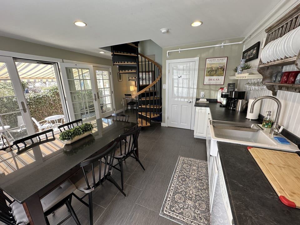 House, 5 Bedrooms | Private kitchen | Fridge, oven, coffee/tea maker, toaster