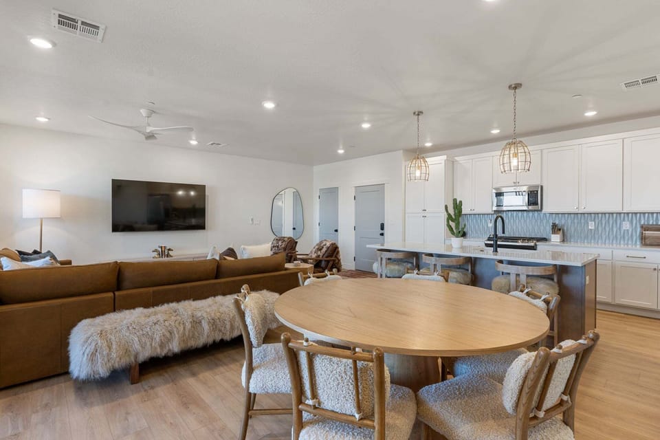 Condo, 3 Bedrooms | Interior