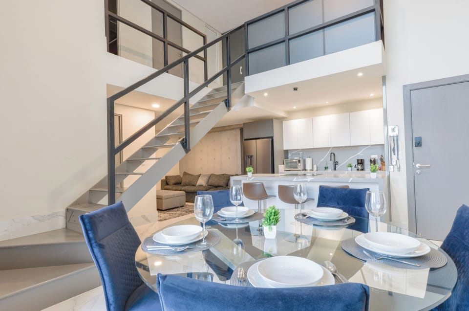 Superior Suite, City View | Dining room