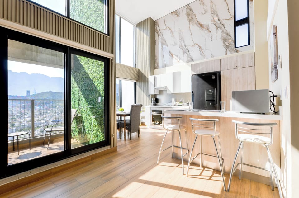 Signature Suite, City View | Living area