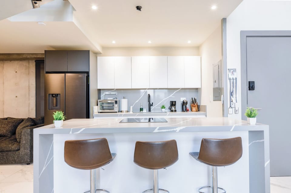Superior Suite, City View | Private kitchen | Blender