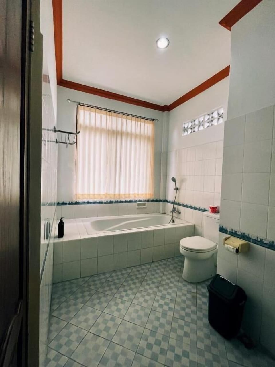 Combined shower/tub, free toiletries, hair dryer, towels