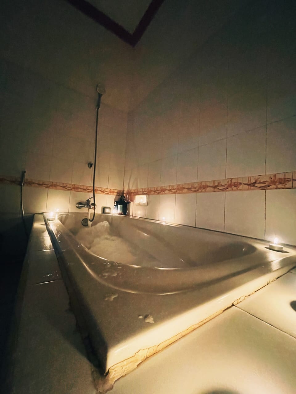 Combined shower/tub, free toiletries, hair dryer, towels