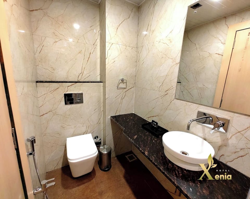 Superior Double Room, Air conditioning | Bathroom | Shower, rainfall showerhead, slippers, towels