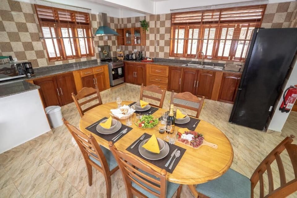 Family Apartment | Dining