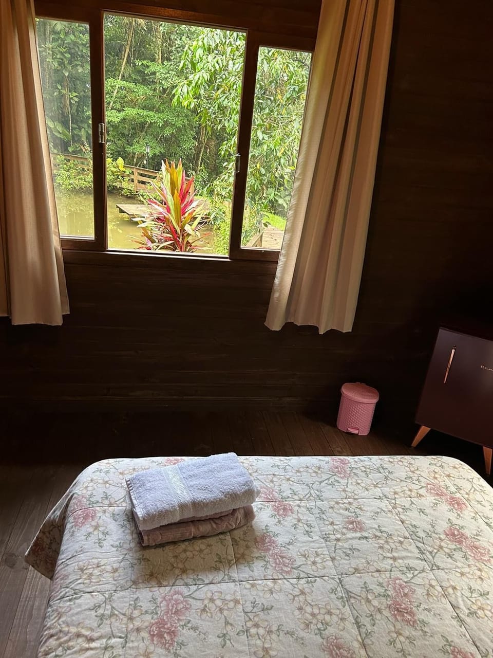 Classic Cabin, Lagoon View | Free WiFi