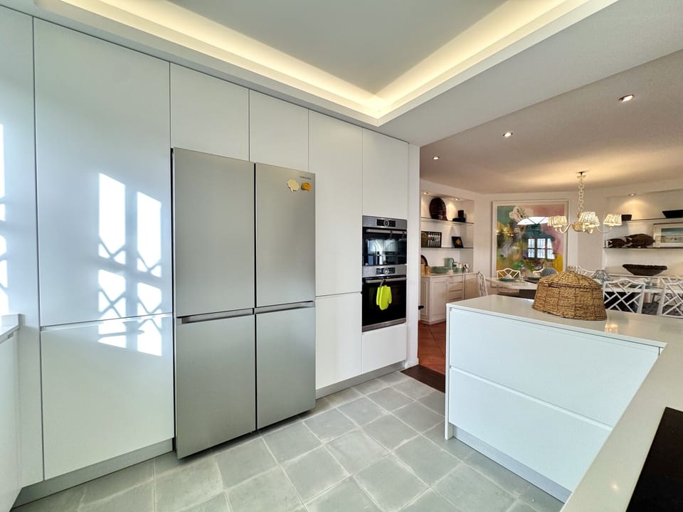 Microwave, oven, dishwasher, coffee/tea maker