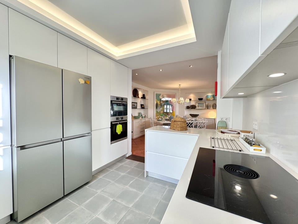 Microwave, oven, dishwasher, coffee/tea maker