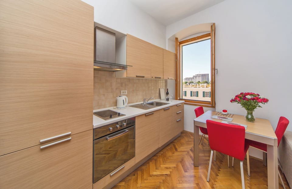 Comfort Studio | Private kitchen | Full-size fridge, oven, stovetop, coffee/tea maker