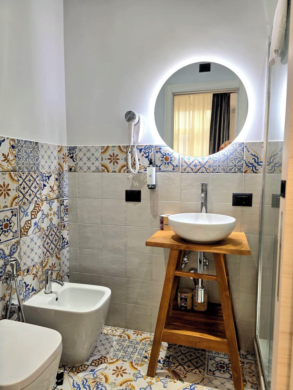 Classic Double Room, Balcony, Courtyard View | Bathroom | Shower, free toiletries, hair dryer, bidet
