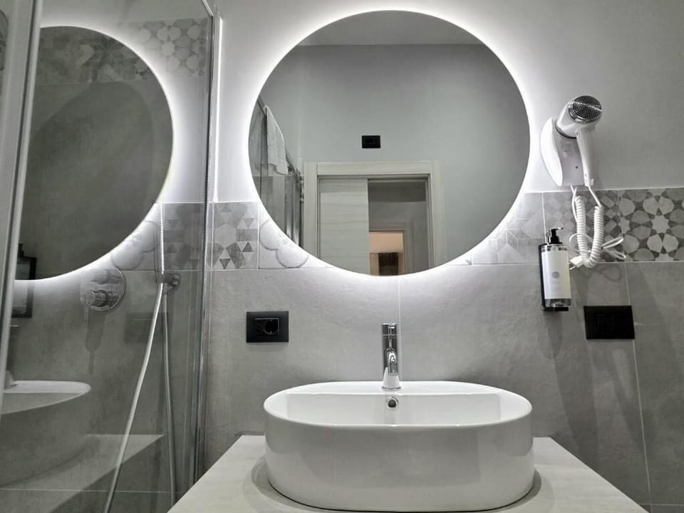 Superior Double or Twin Room, Courtyard View | Bathroom | Shower, free toiletries, hair dryer, bidet