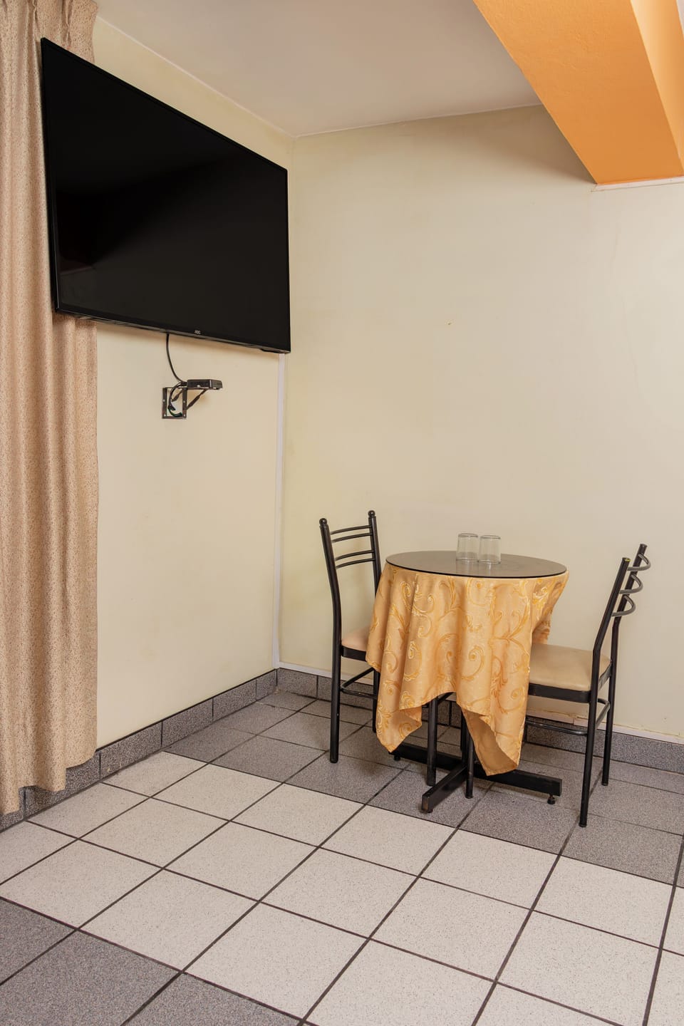 Standard Double Room, City View | Dining