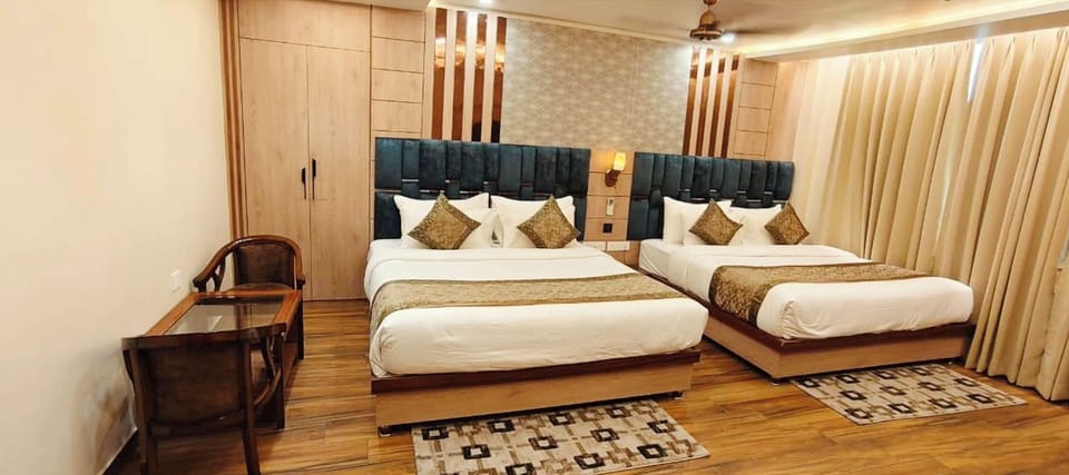 Family Double Room, Air conditioning | Hypo-allergenic bedding, desk, soundproofing, free WiFi