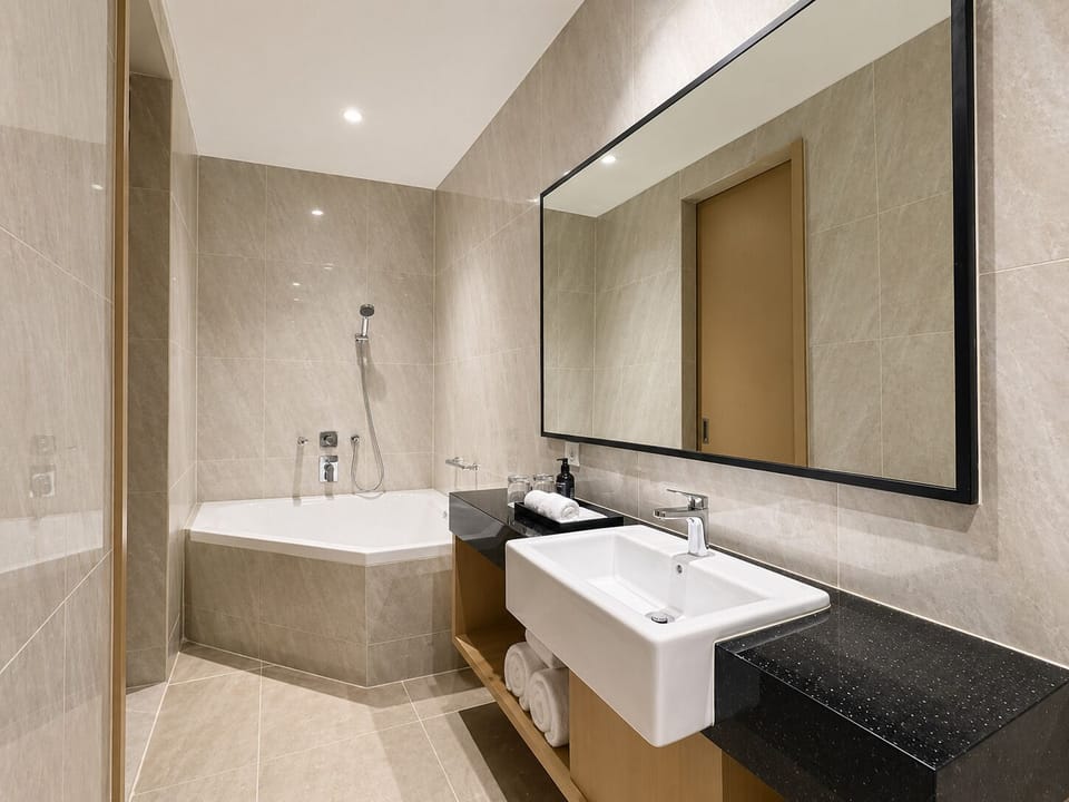 Premium Room | Bathroom | Separate tub and shower, free toiletries, hair dryer, slippers