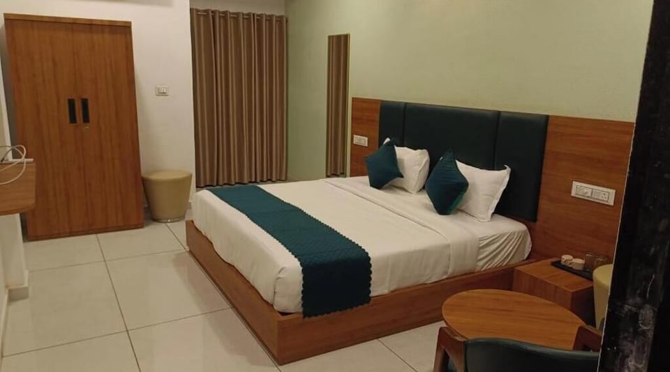 Deluxe Room | Desk, free WiFi