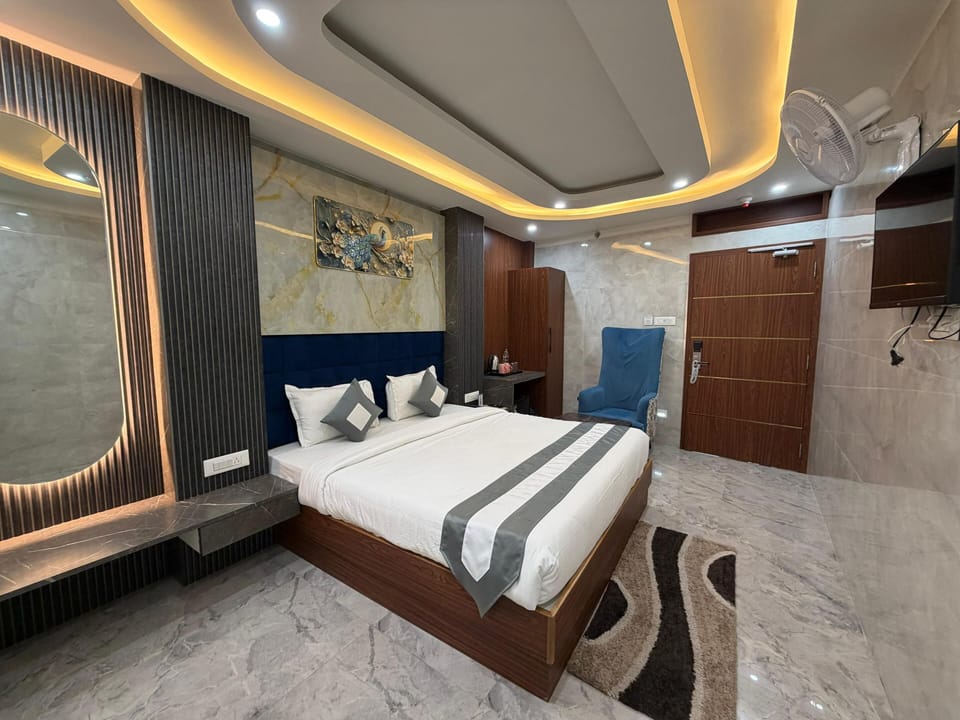 Superior Double Room, City View | Desk, free WiFi
