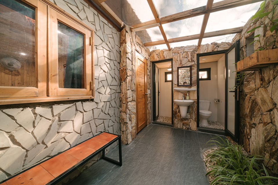 Deluxe Triple Room | Bathroom | Shower, rainfall showerhead, free toiletries, hair dryer