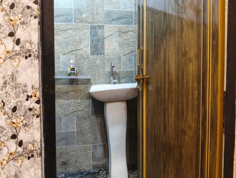 Deluxe Room | Bathroom | Shower, towels, soap, shampoo