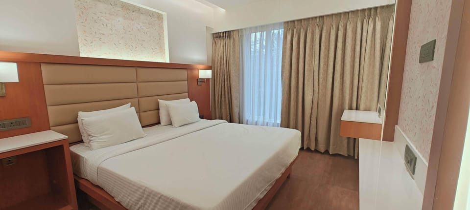 Deluxe Double Room | Desk, laptop workspace, iron/ironing board, free WiFi
