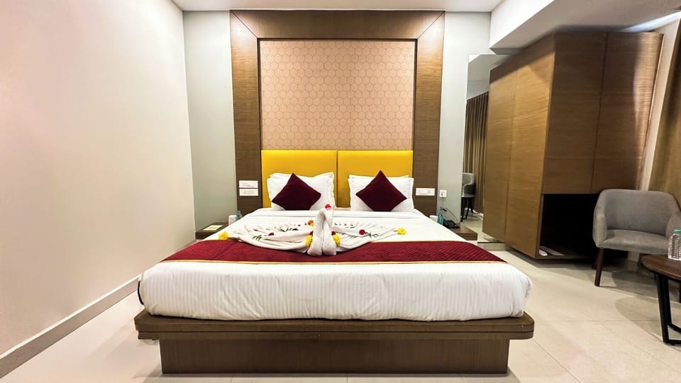 Egyptian cotton sheets, premium bedding, desk, WiFi (free)