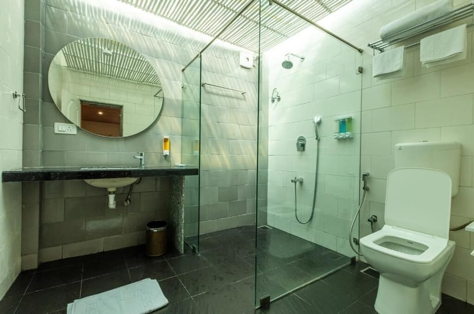 Basic Single Room, 1 Queen Bed with Sofa bed, Non Smoking | Bathroom | Shower, free toiletries, hair dryer, towels