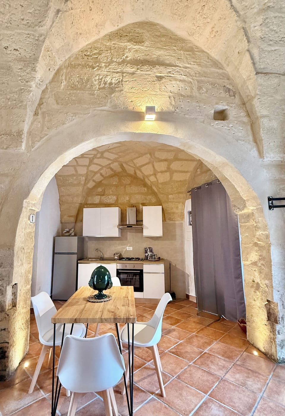Comfort Studio Suite | Private kitchen | Electric kettle, dining tables