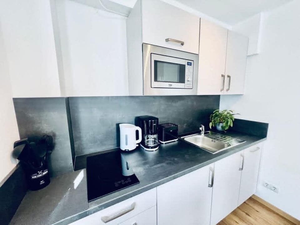 Studio Wohnung S1 Anna, 1Wohn-/ Schlafzimmer | Private kitchen | Fridge, microwave, oven, stovetop