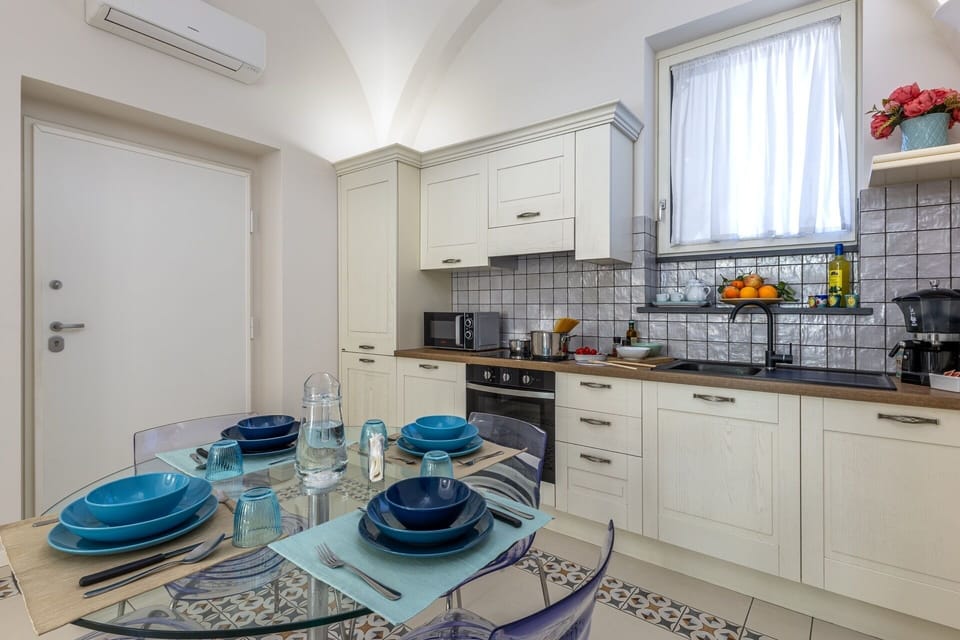 House, 1 Bedroom, Kitchen | Private kitchen | Full-size fridge, microwave, oven, stovetop
