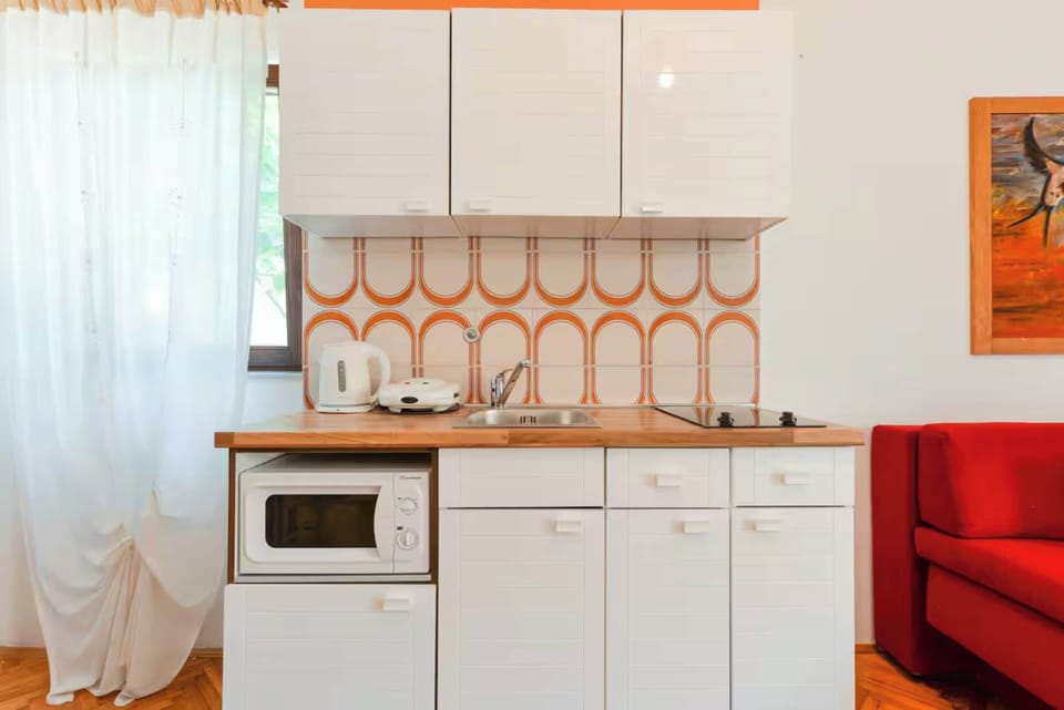 Traditional Apartment, 1 Bedroom, Garden View | Private kitchen | Highchair