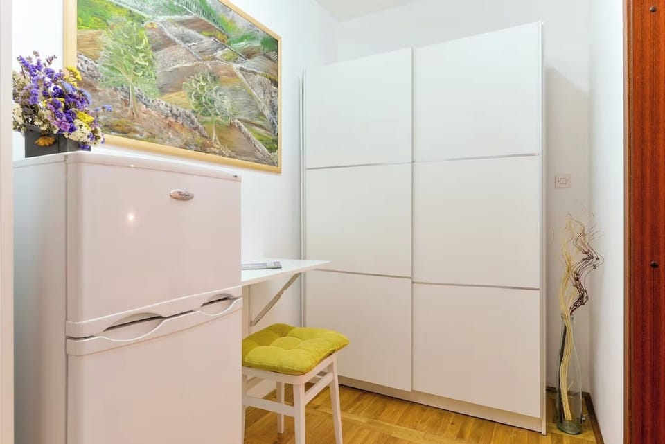 Traditional Apartment, 1 Bedroom, Garden View | Private kitchen | Highchair