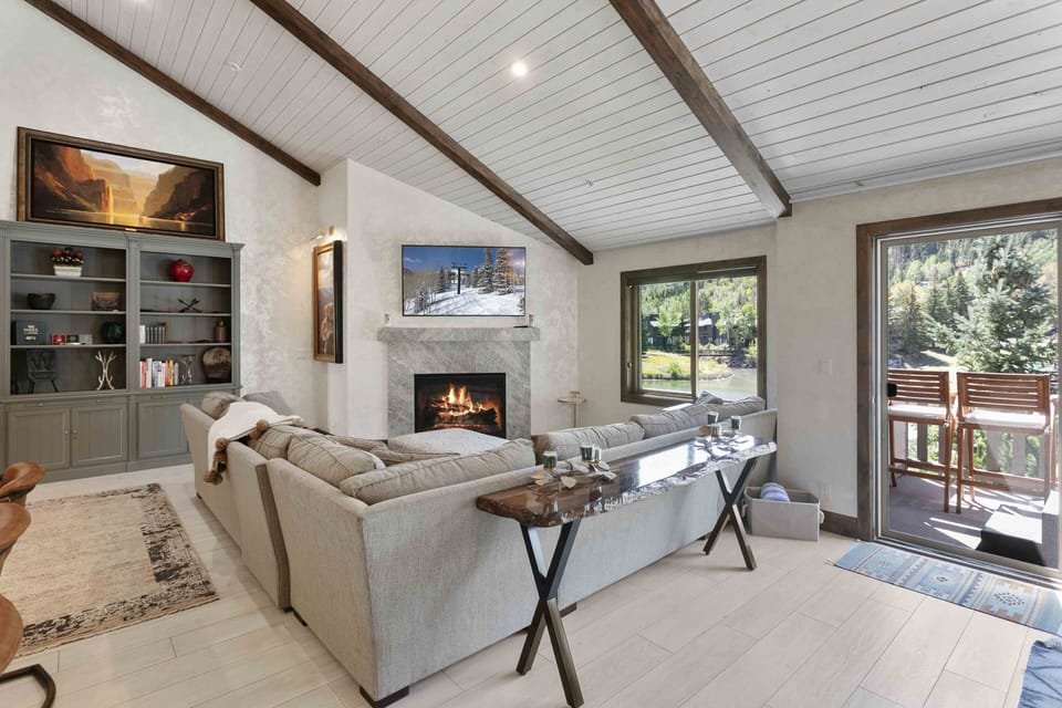Condo, 4 Bedrooms | Living area | Smart TV