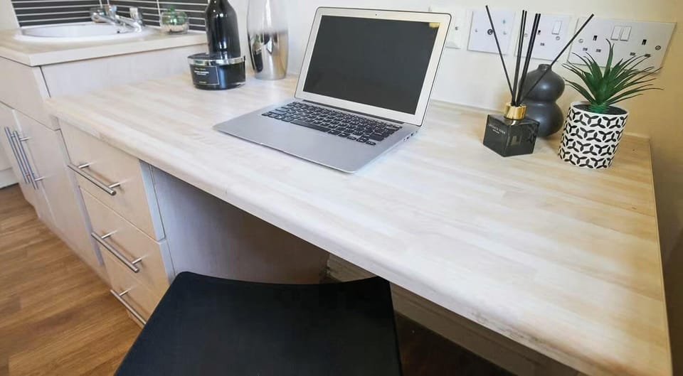 Single Room, Non Smoking, Shared Bathroom | Interior