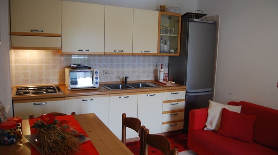 Apartment, 2 Bedrooms | Dining