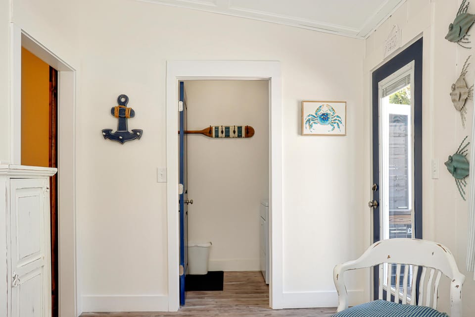 House, 1 Queen Bed with Sofa bed (40th Street Cottage) | Interior