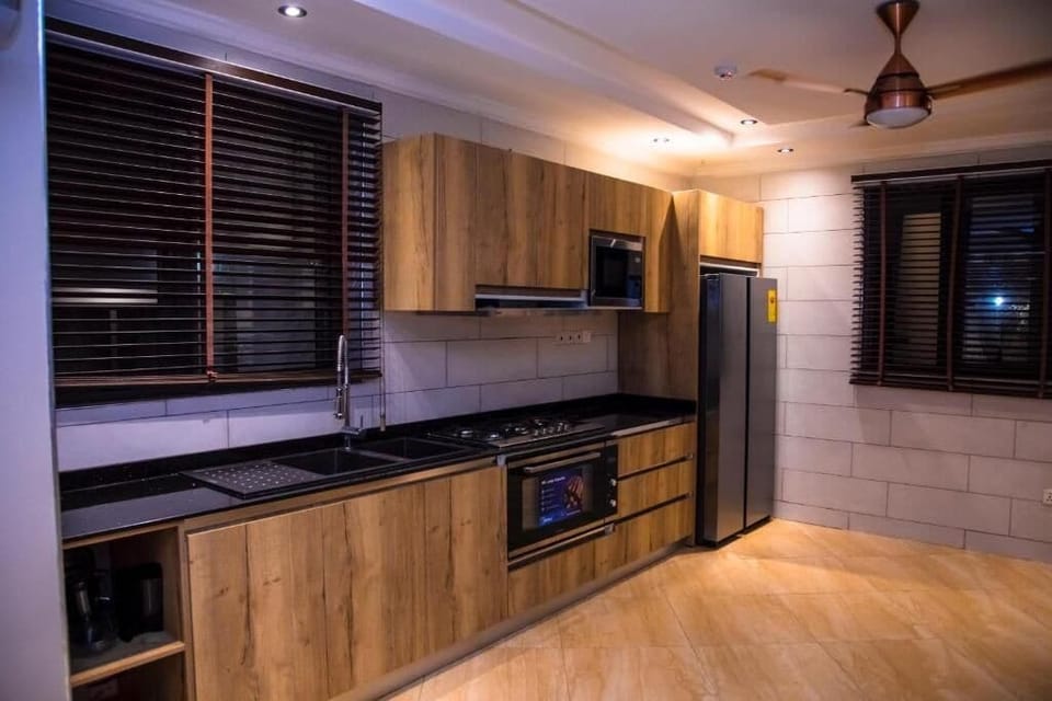 Deluxe Single Room, Balcony | Private kitchen | Mini-fridge, microwave