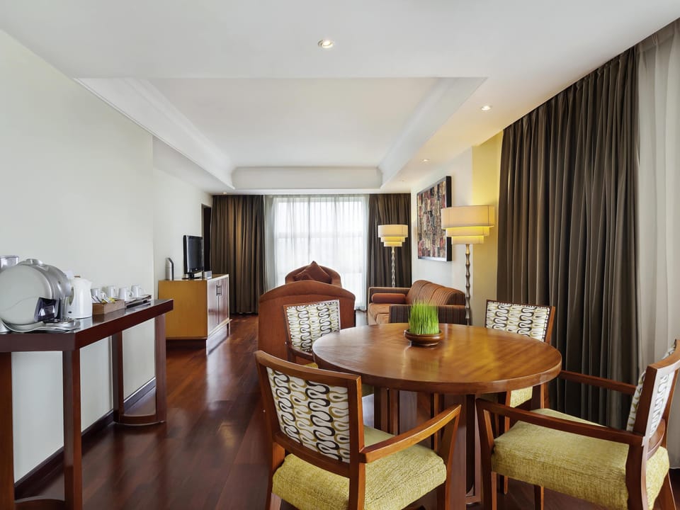 Superior Suite, 1 King Bed | In-room safe, desk, blackout drapes, soundproofing
