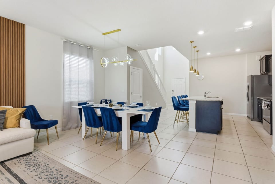 House (6 Bedrooms) | Living area | 50-inch Smart TV with cable channels