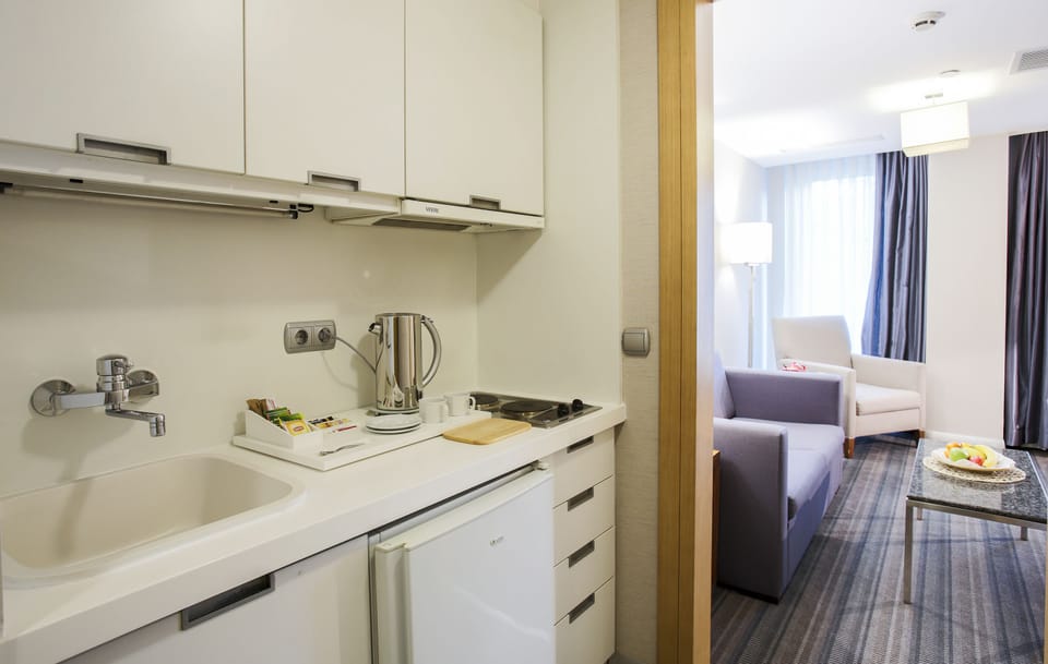 Deluxe Suite | Private kitchenette | Stovetop, electric kettle, cookware/dishes/utensils